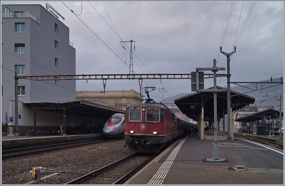 Die SBB Re 4/4 II 11197 (und 11194) mit ihrem Dispozug beim Halt in Vevey. 

31. Jan. 2020