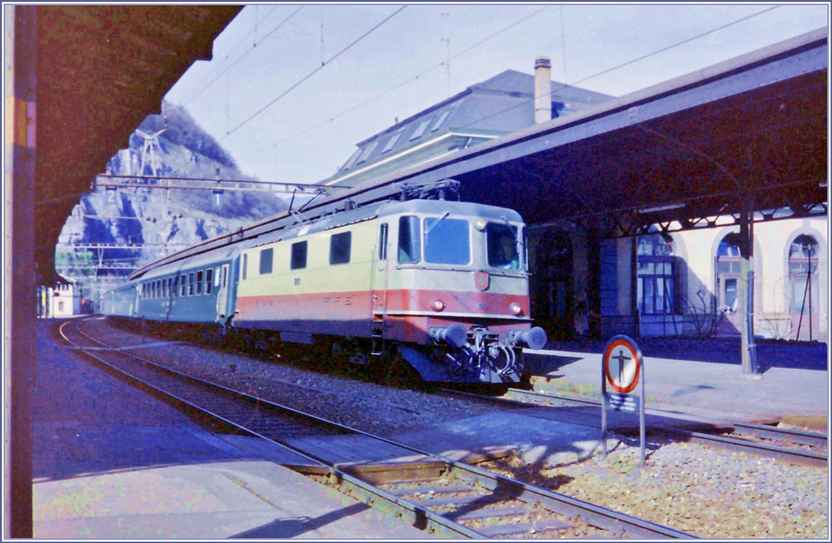 Die SBB Re 4/4 II 11249 erreicht mit ihrem Schnellzug von Genève nach Brig den Bahnhof von Martigny. 

Analog Bild vom April 1993