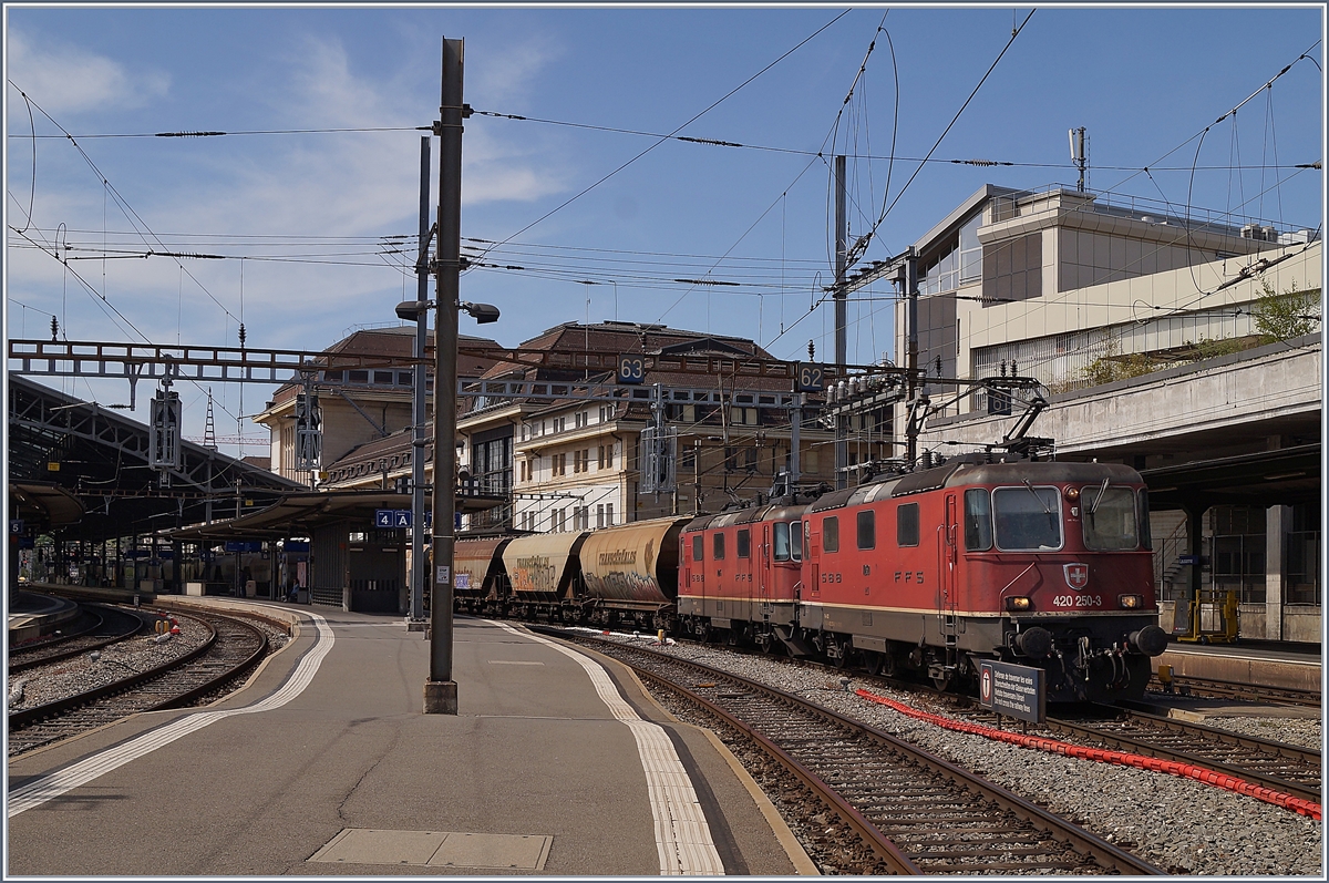 Die SBB Re 4/4 II 11250 und 11275 mit dem Getreidezug von Frankreich nach Italien beim Abwarten der Blockdistanz in Lausanne. 

17. April 2020