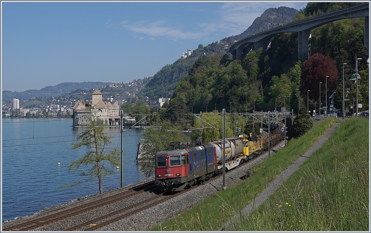 Die SBB Re 4/4 II 11268 (Re 420 268-5) ist mit einem Güterzug beim Château de Chillon unterwegs.

16. April 2020