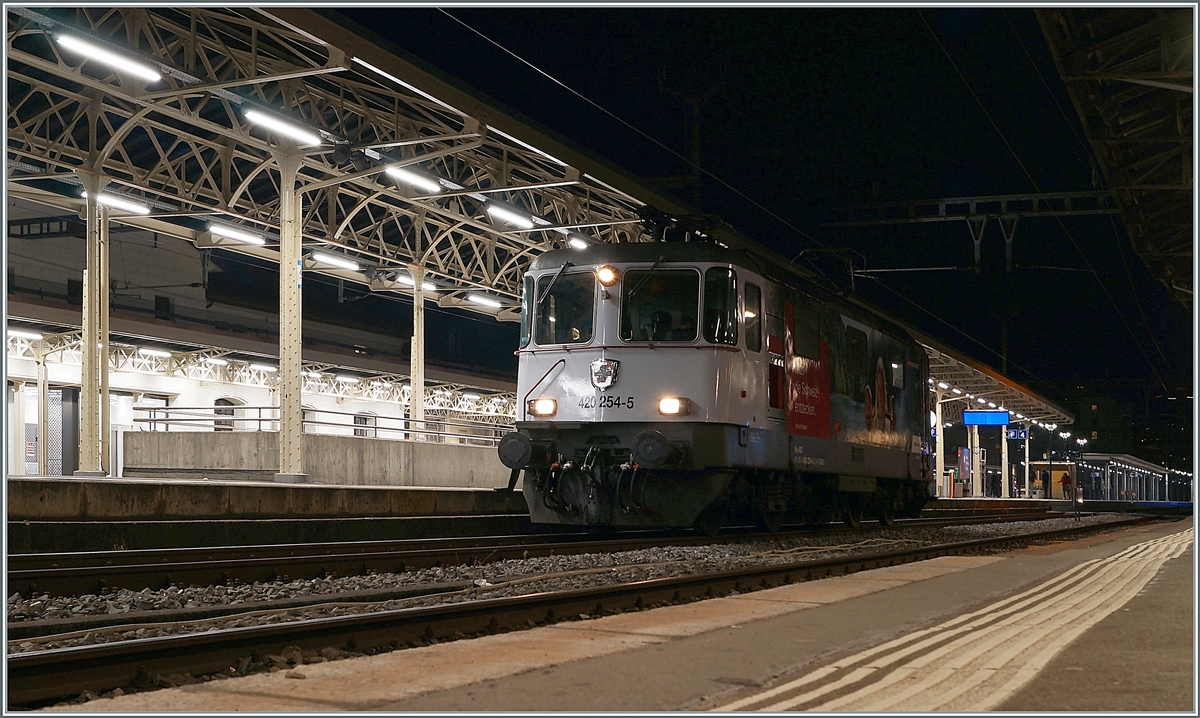 Die SBB Re 4/4 II 11254 (Re 420 254-5) wartet in Vevey auf die Weiterfahrt unter den von den SBB vorbildlich restaurierten historischen Bahnsteigdächer.

27. Nov. 2020
