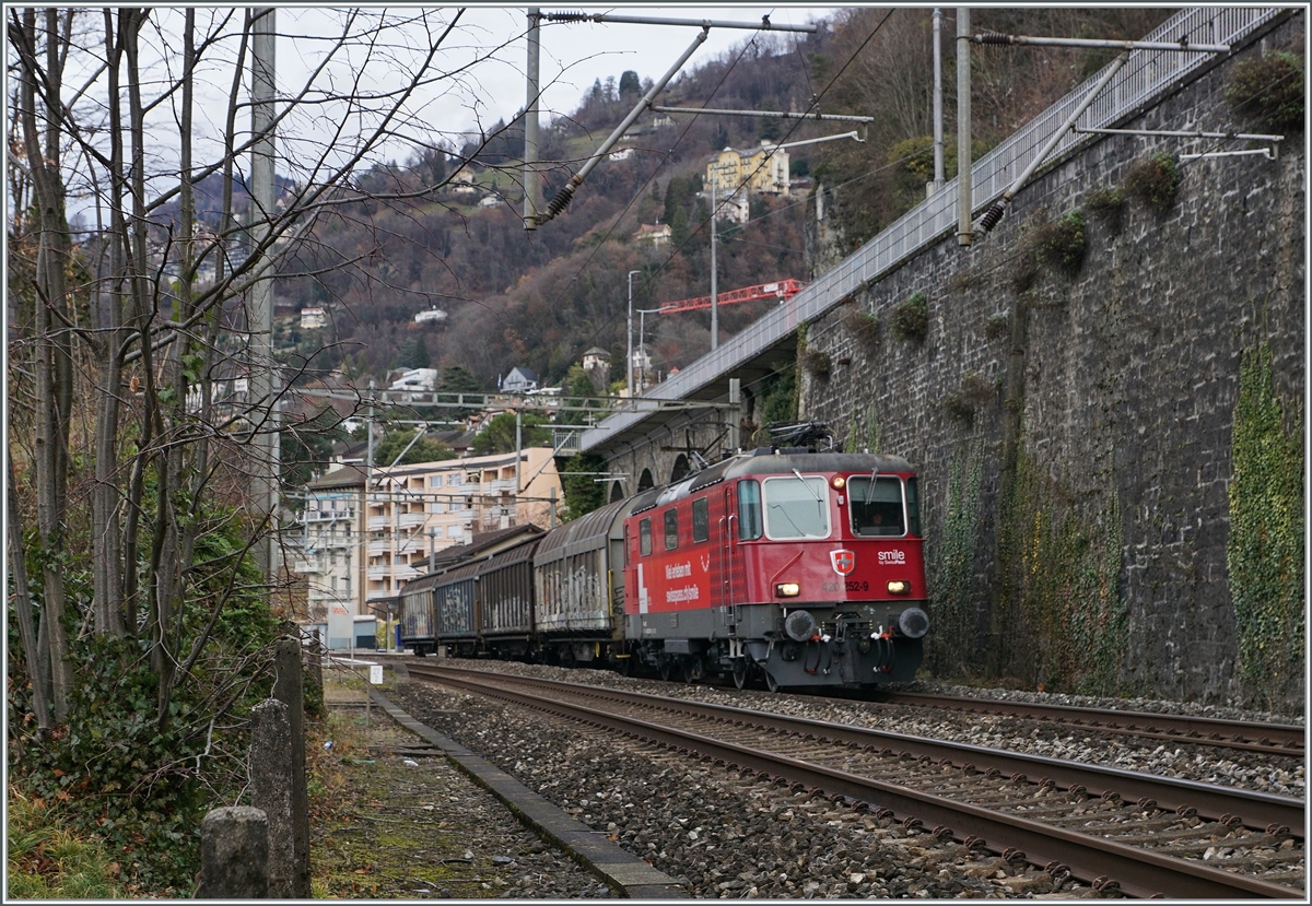 Die SBB Re 4/4 II 11252 (Re 420 252-9) im SwissPass Farbkleid ist bei Veytaux-Chillon mit einem kurzen Güterzug auf dem weg in Richtung Wallis. 

23. Dez. 2020