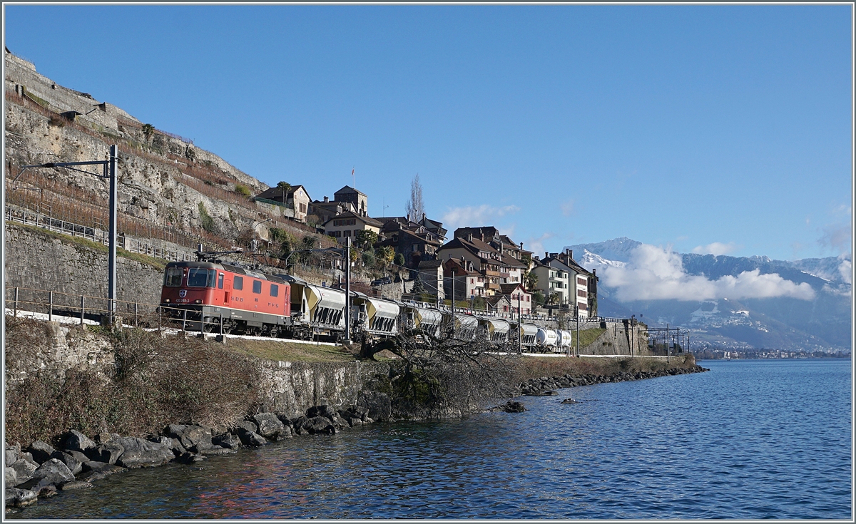 Die SBB Re 4/4 II 11245 (Re 420 245-3) ist bei St-Saphorin mit einem Güterzug unterwegs. Der Baum, der mich all die Jahre mit seinen Jahrszeiten üblichen Erscheinung erfreut hatte, ist nun abgebrochen, doch die nun  bessere  Sicht auf die Bahn will mir doch nicht so recht gefallen. 

10. Jan. 2022