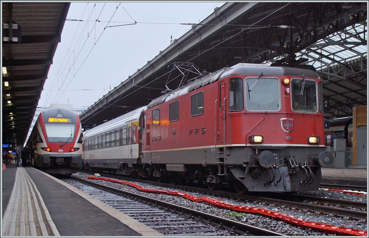 Die SBB Re 4/4 II 11116 mit der Kompositoin des IR Neuchâtel - Lausanne - Neuchâtel kurz vorn dem Fahrplanwechsel beim Manöver in Lausanne. Es war eine der letzten Re 4/4 II Leistungen im Personenverkehr in der Westschweiz, ab dem Fahrplanwechsel wurde der IR verpendelt. 

8. Dez. 2021