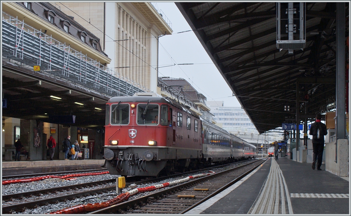 Die SBB Re 4/4 II 11116 mit der Kompositoin des IR Neuchâtel - Lausanne - Neuchâtel kurz vorn dem Fahrplanwechsel beim Manöver in Lausanne. Es war eine der letzten Re 4/4 II Leistungen im Personenverkehr in der Westschweiz, ab dem Fahrplanwechsel wurde der IR verpendelt. 

8. Dez. 2021