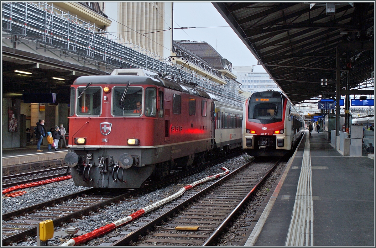 Die SBB Re 4/4 II 11116 mit der Kompositoin des IR Neuchâtel - Lausanne - Neuchâtel kurz vorn dem Fahrplanwechsel beim Manöver in Lausanne. Es war eine der letzten Re 4/4 II Leistungen im Personenverkehr in der Westschweiz, ab dem Fahrplanwechsel wurde der IR verpendelt. 

8. Dez. 2021
