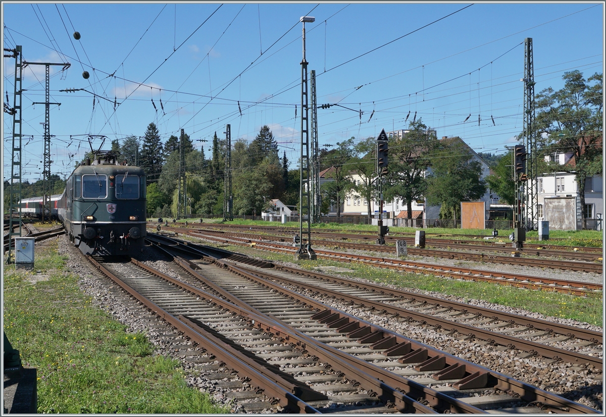 Die SBB Re 4/4 II 11161 erreicht mit ihrem IC von Zürich nach Stuttgart den Bahnhof von Singen, wo die Lok von der ÖBB 1116 273 abgelöst werden wird.

19.09.2022

