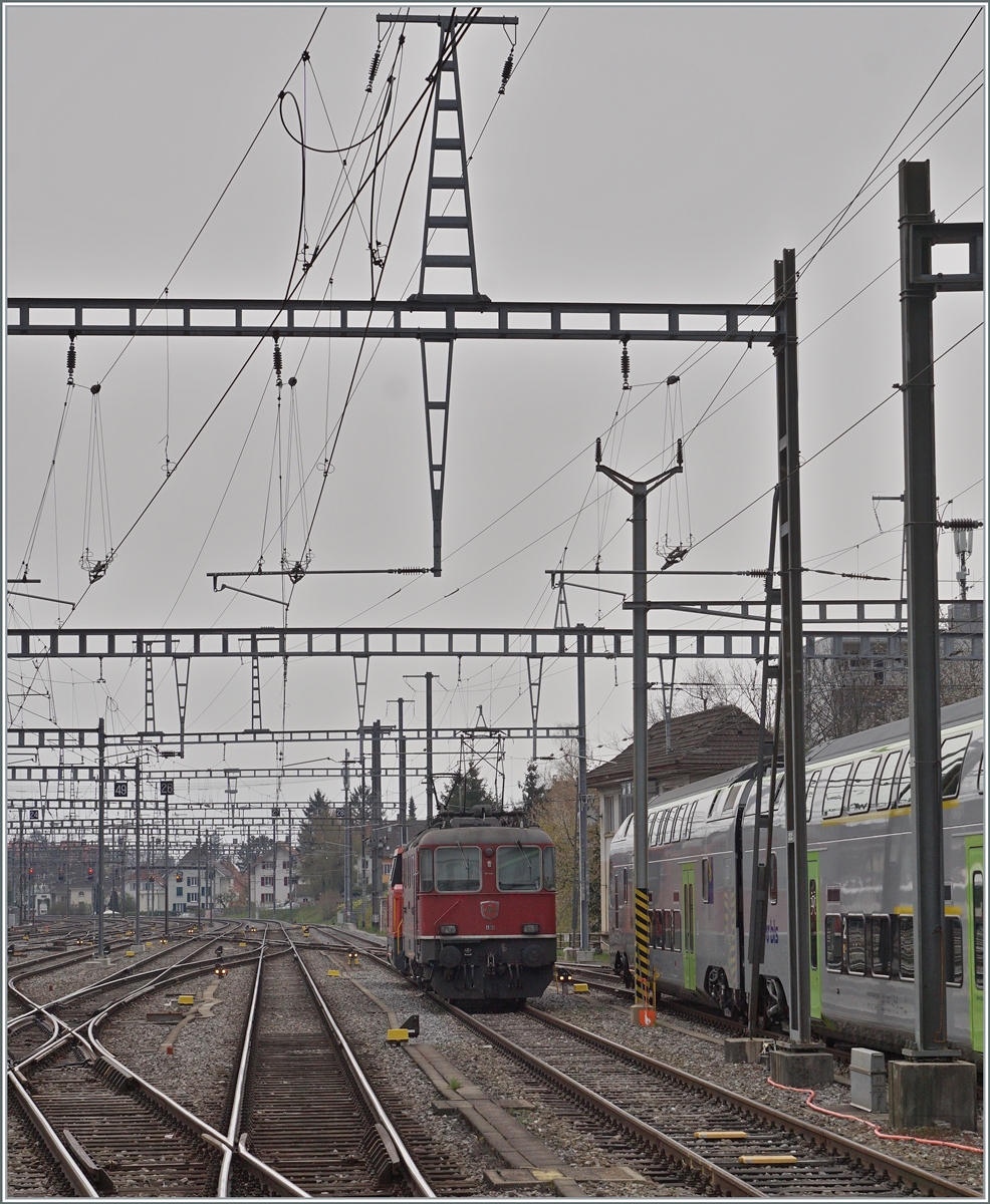 Die SBB Re 4/4 II 11111 steht in Biel/Bienne und wartet auf einen neuen Einsatz.

18. April 2021