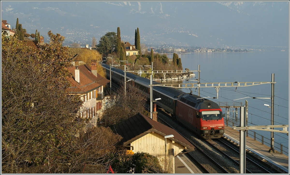 Die SBB Re 460 003-3 mit einem IR bei St-Saphorin.
14. März 2012
