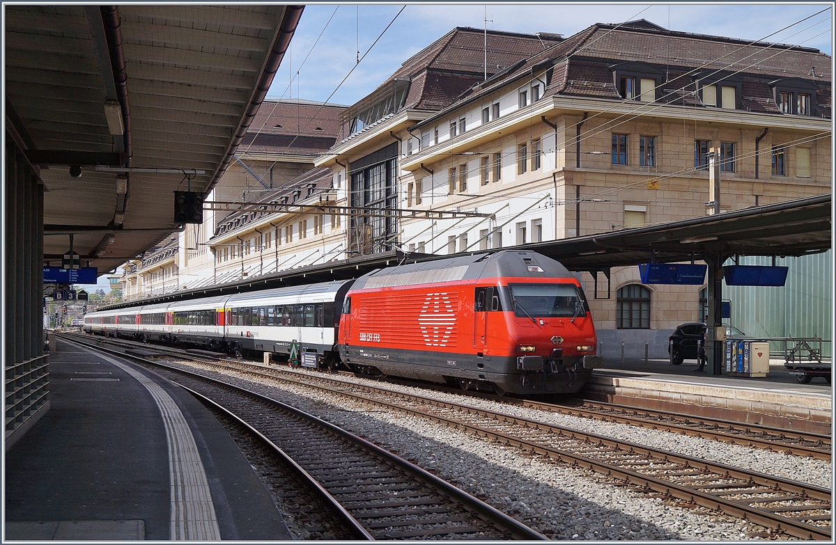 Die SBB Re 460 003-7 mit eine mir nach Luzern beim Halt in Lausanne. 

17. April 2020