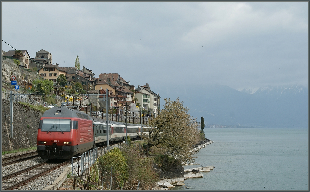 Die SBB Re 460 003-8 mit einem IR bei St-Saphorin.
16. April 2012