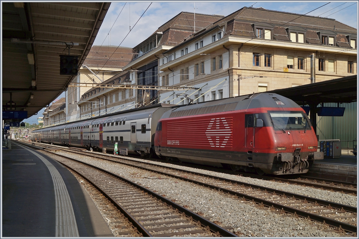 Die SBB Re 460 004-5 wartet mit dem IR 15 von Genève Aéroport nach Luzern in Lausanne auf die Abfahrt. 

25. April 2020
