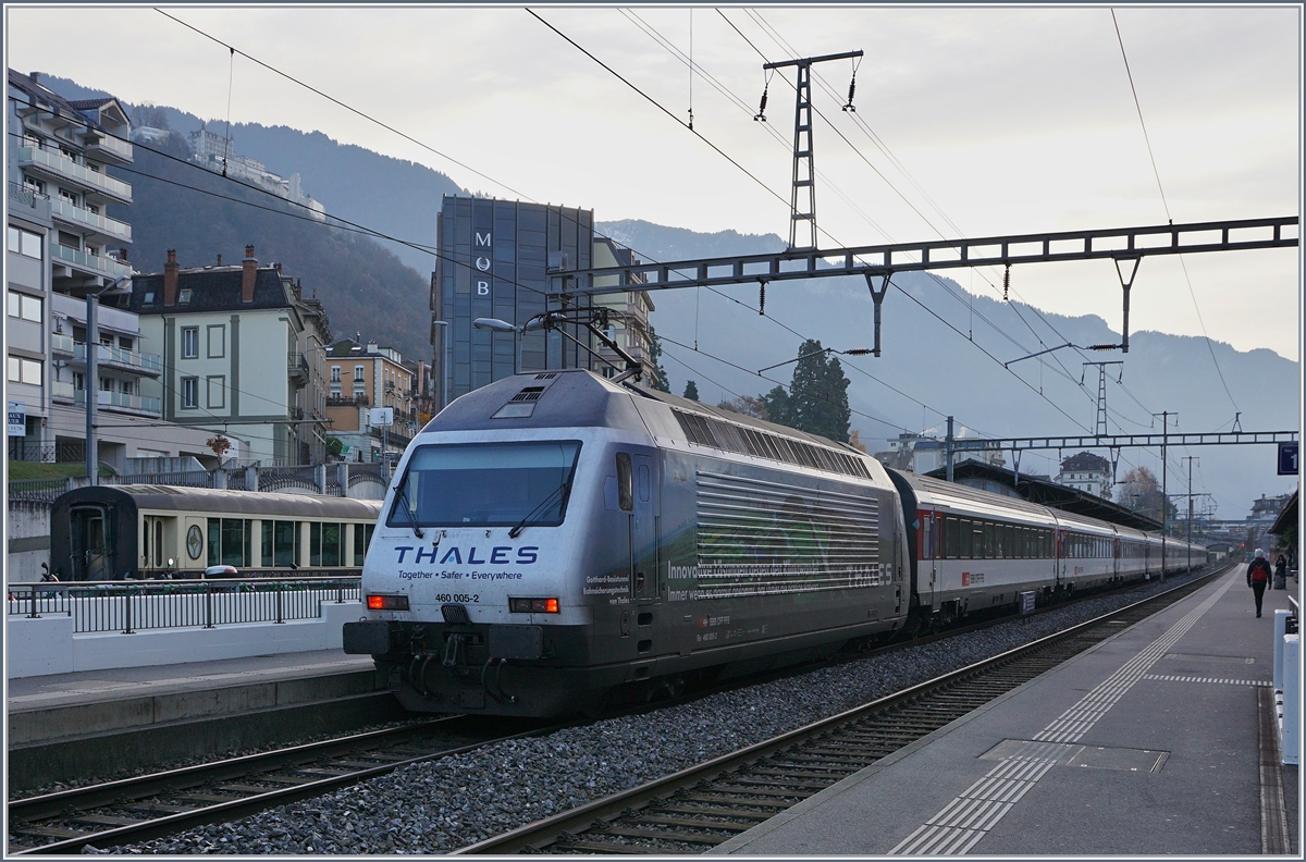 Die SBB Re 460 005-2 mit eienm IR von Gennève nach Brig beim Halt in Montreux.
27. Nov. 2016