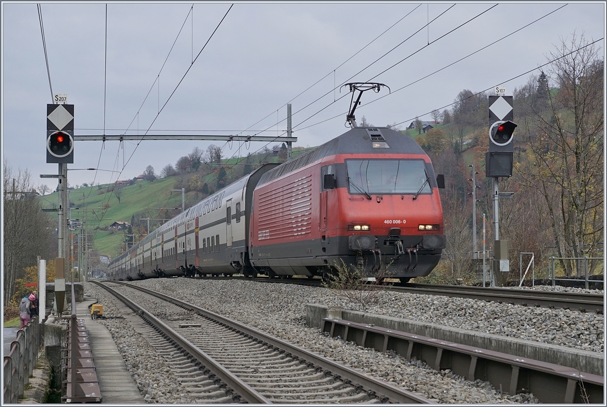 Die SBB Re 460 006-0 mit eine IC nach Brig bei der Durchfahrt in Mülenen.

9. Nov. 2017

