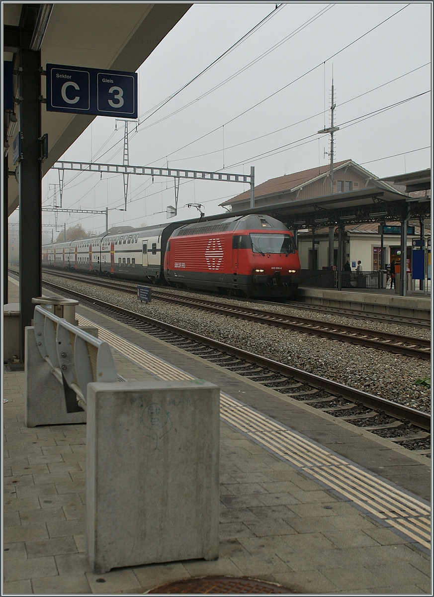 Die SBB Re 460 006-5 beim Halt mit ihrem IC in Liestal.
6. Nov. 2011