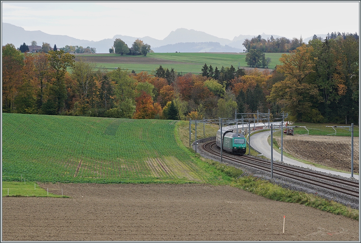 Die SBB Re 460 007-4  Vaudoise  ist mit dem IC 1 717 von Genève Aéroport nach St.Gallen kurz nach Oron unterwegs. 

22. Okt. 2020