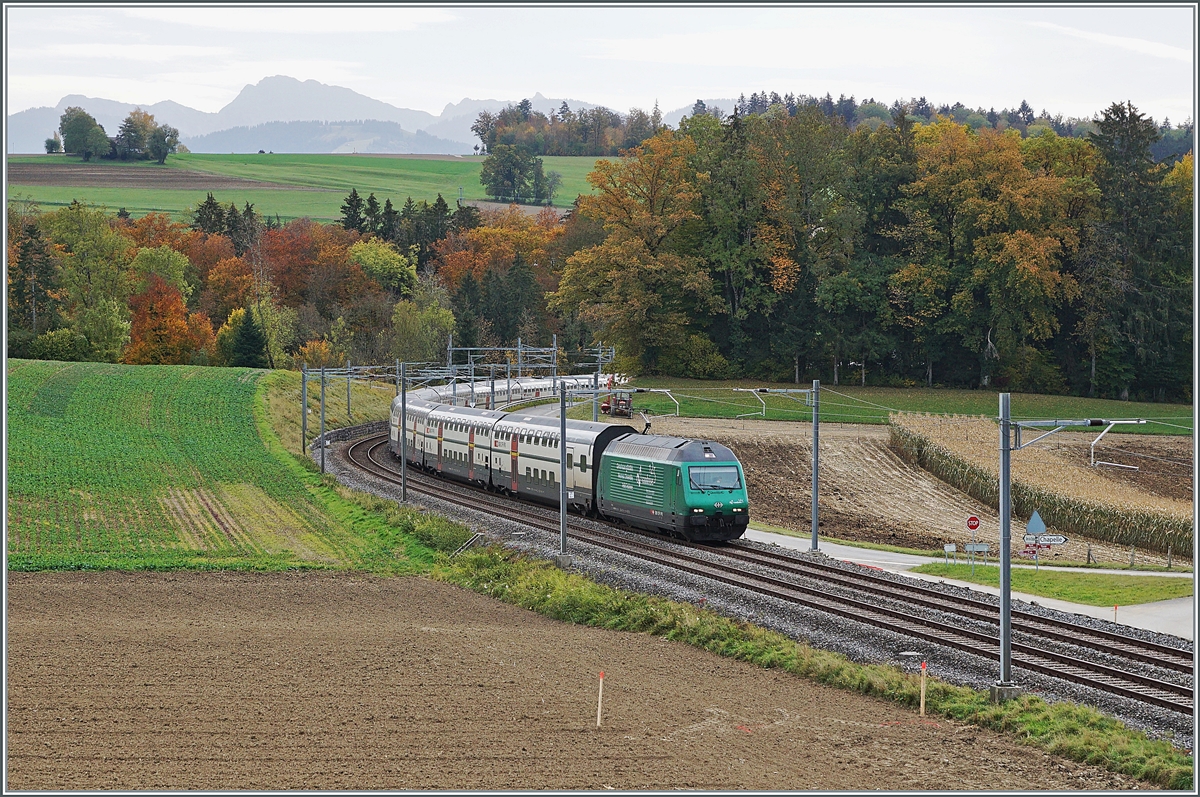 Die SBB Re 460 007-4  Vaudoise  ist mit dem IC 1 717 von Genève Aéroport nach St.Gallen kurz nach Oron unterwegs. 

22. Okt. 2020