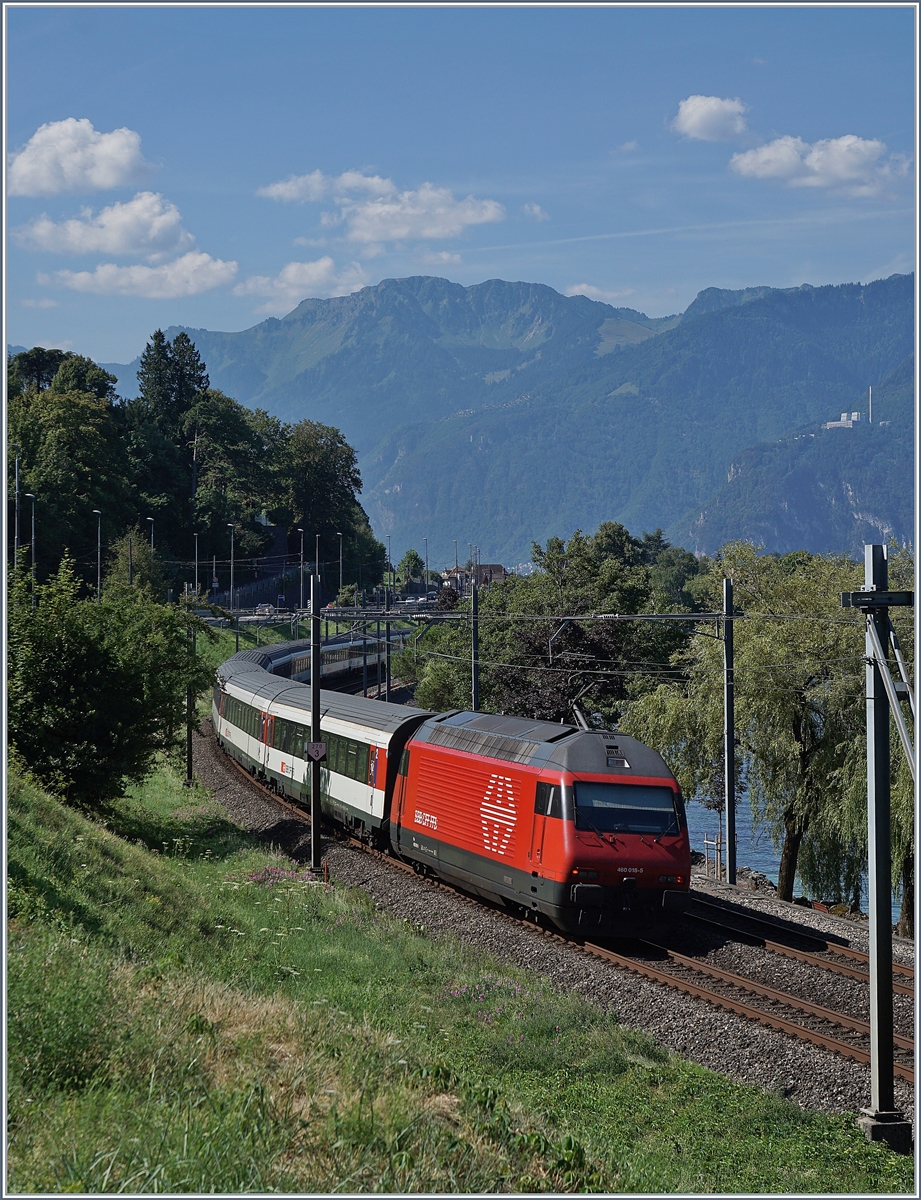 Die SBB Re 460 015-5 schiebt bei Villeneuve ihren IR Richtung Brig. 

27. Juli 2018 