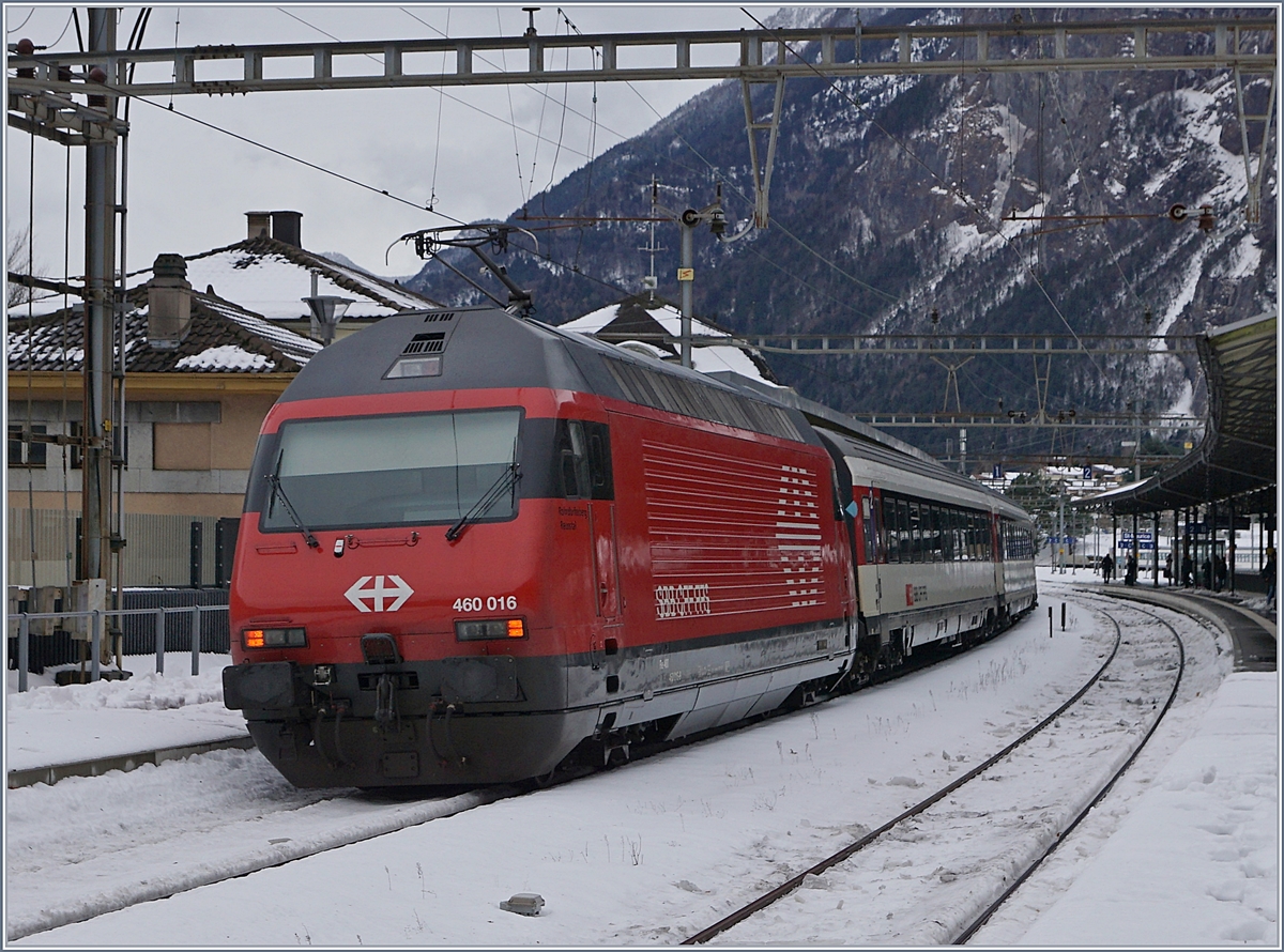 Die SBB Re 460 016 mit einem IR in St-Maurice.
11. Dez. 2017