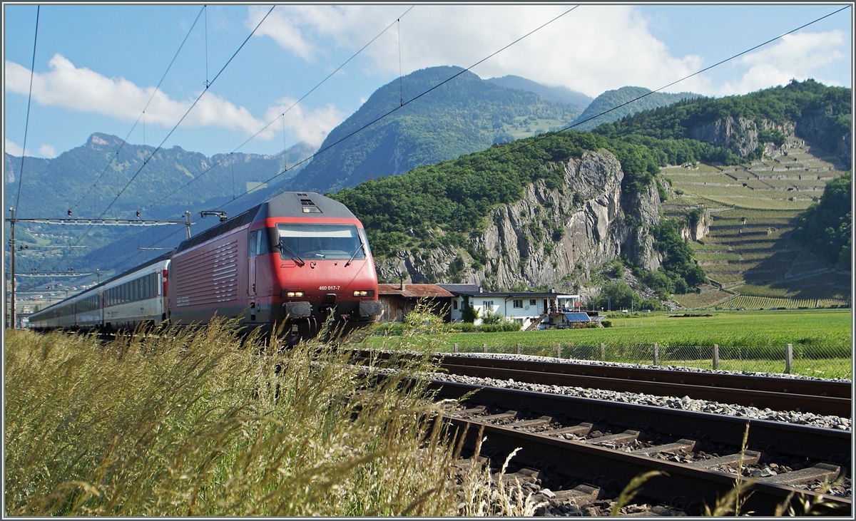 Die SBB Re 460 017-7 mit einem IR nach Brig kurz nach Aigle.
27. Mai 2015 