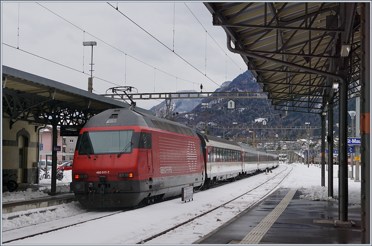 Die SBB Re 460 017-7 schiebt in St-Maurice ihren IR Richtung Brig aus dem Bahnhof.
11. Dez. 2017