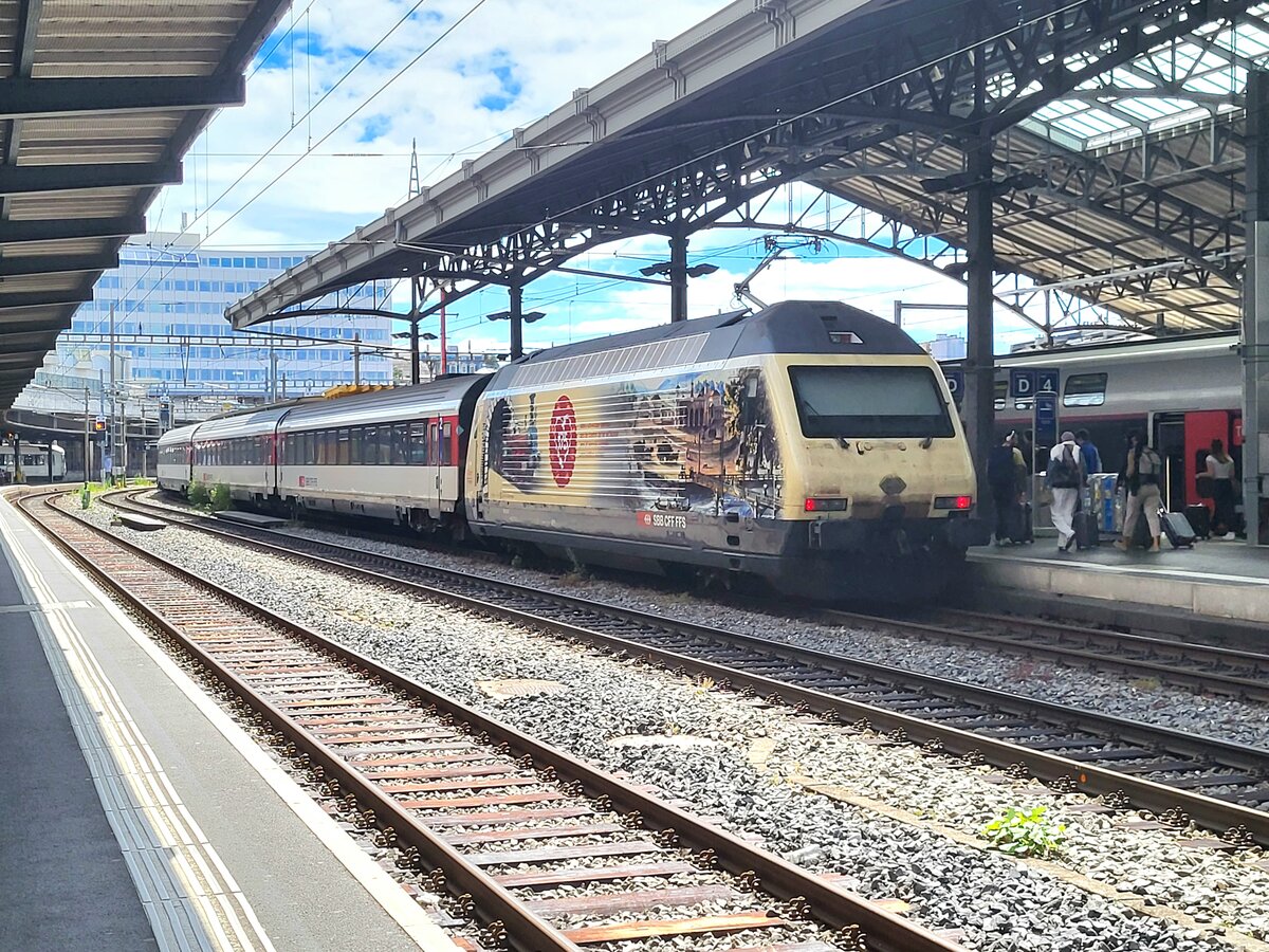 Die SBB Re 460 019-3  175 Jahre Schweizer Bahnen  verlässt mit dem IR 90 1719 nach Brig den Bahnhof von Lausanne. Es ist nach den schweren Unwettern einer der ersten Züge, der wieder via Sion nach Brig fährt.

4. Juli 2024