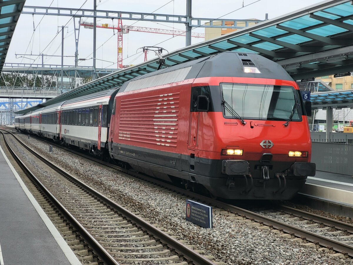 Die SBB Re 460 042 wartet in Renens VD mit ihrem IR nach Lausanne auf die Abfahrt.
29. Feb. 2024