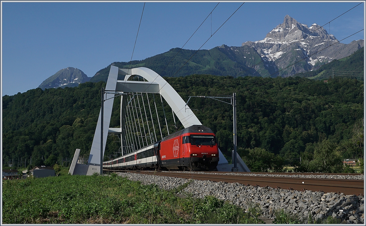 Die SBB Re 460 044-9 mit einem IR nach Genève Aéroport kurz vor Bex.

25. Juni 2019