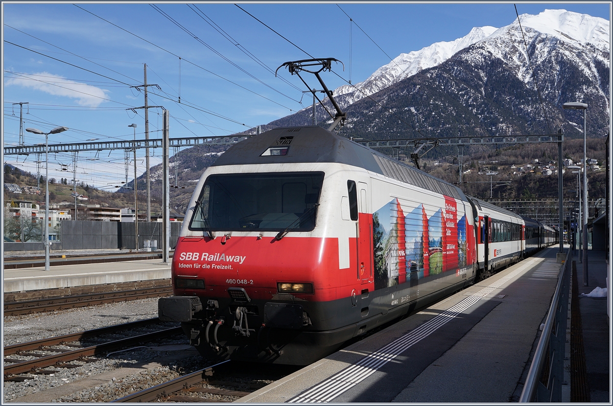 Die SBB Re 460 048-2 wirbt für die SBB Freizeittocher  RailAway . 

Brig, den 11. März 2017 