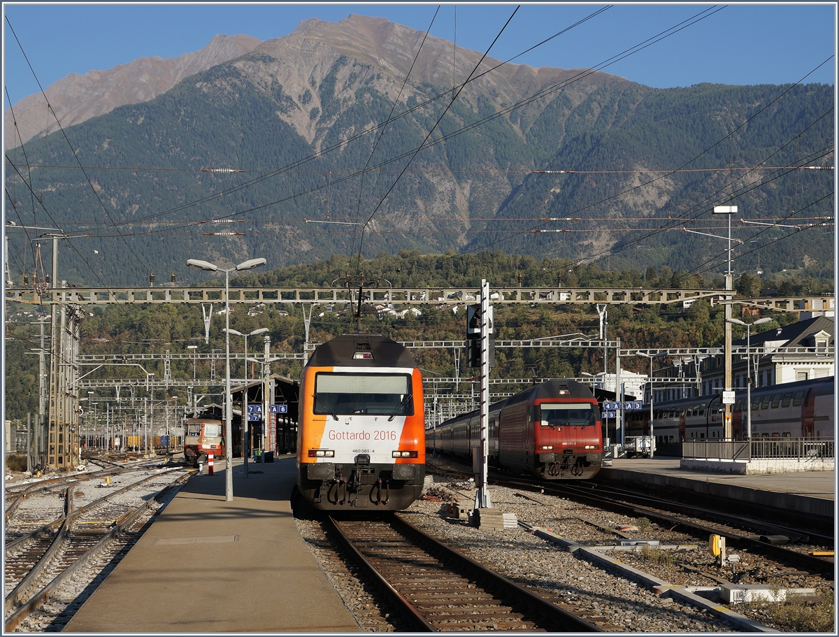 Die SBB Re 460 058-4 mit ihrem IC nach Basel und und Re 460 081-3 mit ihre IR nach Genève Aéroport warten in Brig auf ihre Abfahrtszeiten.
7. Okt. 2016