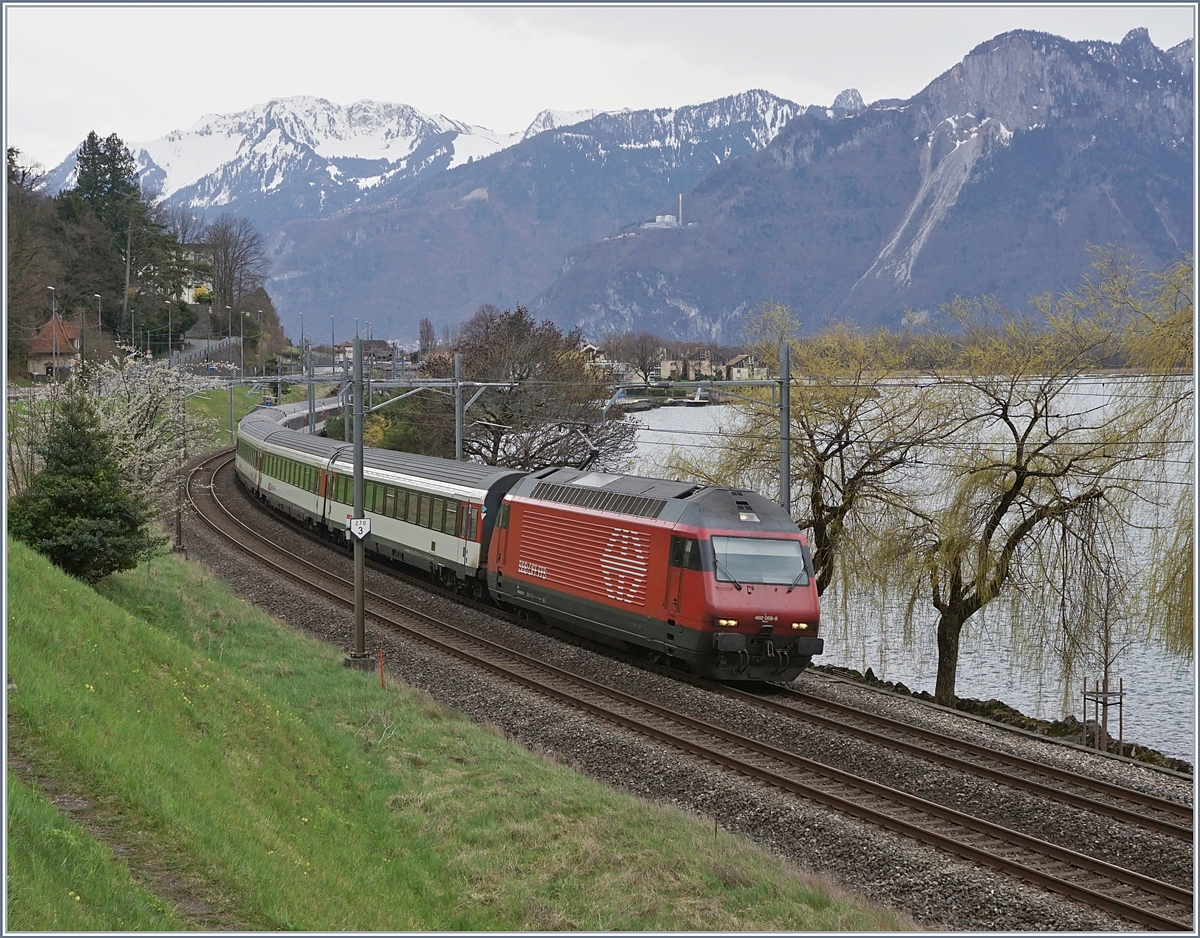Die SBB Re 460 059-9 mit einem IR kurz nach Villeneuve auf dem Weg Richtung Genève Aéroport.
03. April 2018