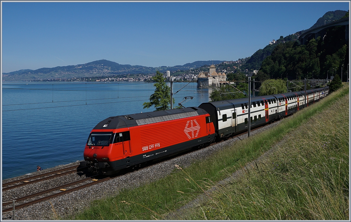 Die SBB Re 460 060-7  Val-de-Travers  (UIC 91 85 4 460 060-7 CH-SBB) ist mit dem IR 1715 bestehend aus einer IC 2000 Garnitur vor dem Hintergrund des Château de Chillon auf dem Weg nach Brig. 

21. Mai 2020