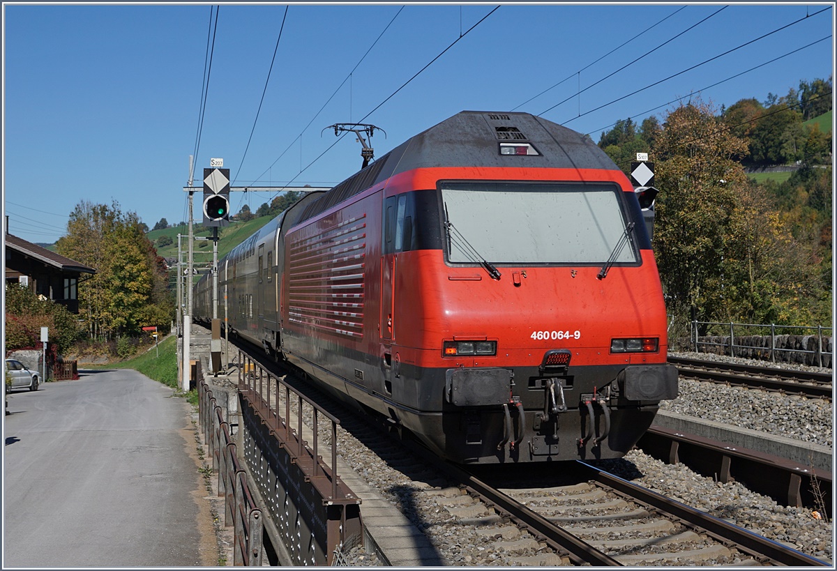 Die SBB Re 460 064-9 mit einem IC von Brig nach Romanshorn bei der Durchfahrt in Mülenen.
10. Okt. 2018