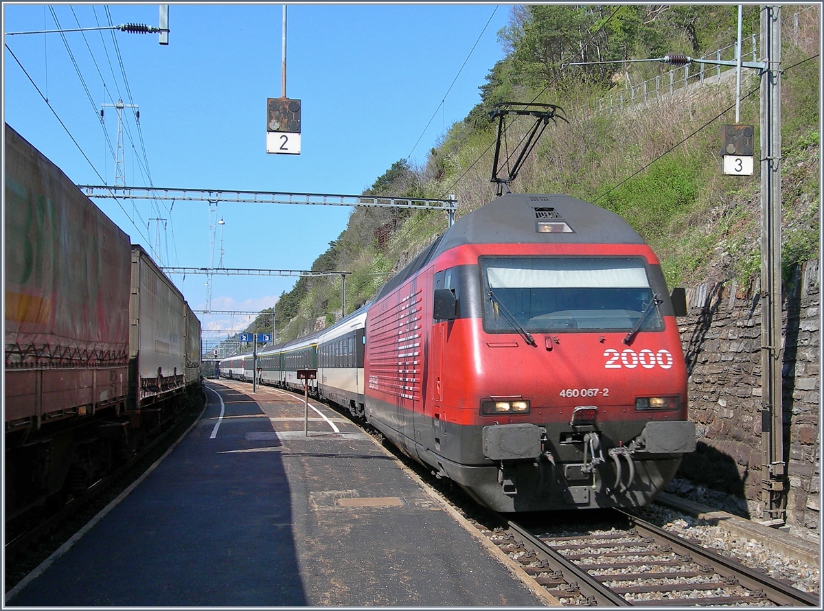 Die SBB Re 460 067-2 mit einem IC nach Birg bei der Durchfahrt in Hohtenn. 
21. April 2007