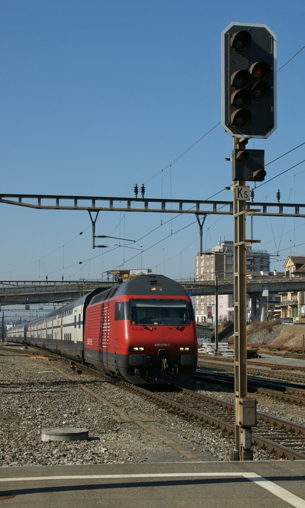 Die SBB Re 460 079-7 f�hrt mit einem IC nach St.Gallen durch Renens VD.
2. M�rz 2012