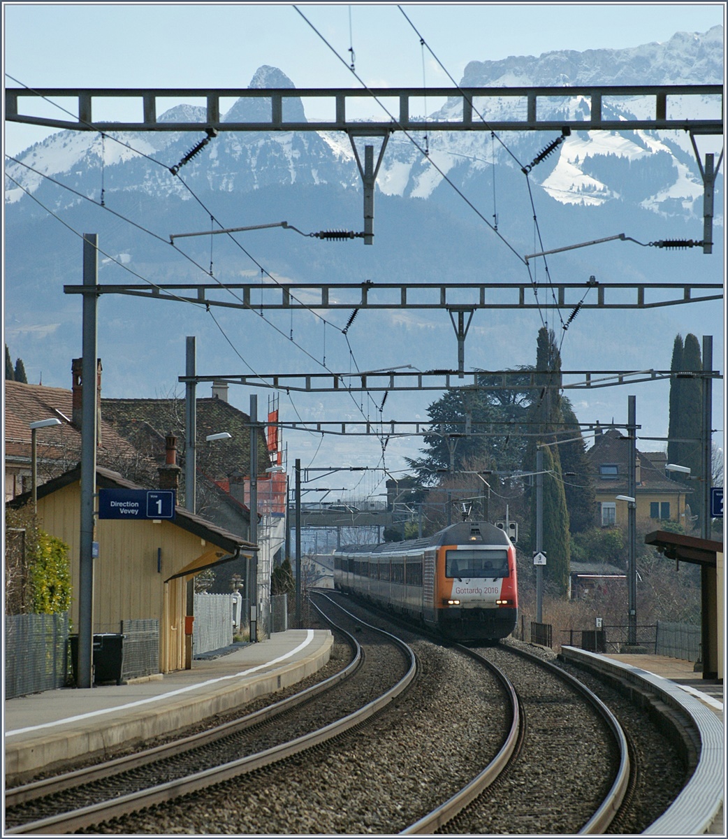 Die SBB Re 460 085-4 mit einem IR von Brig nach Genève Aéroport bei St-Saphorin.
4. März 2017