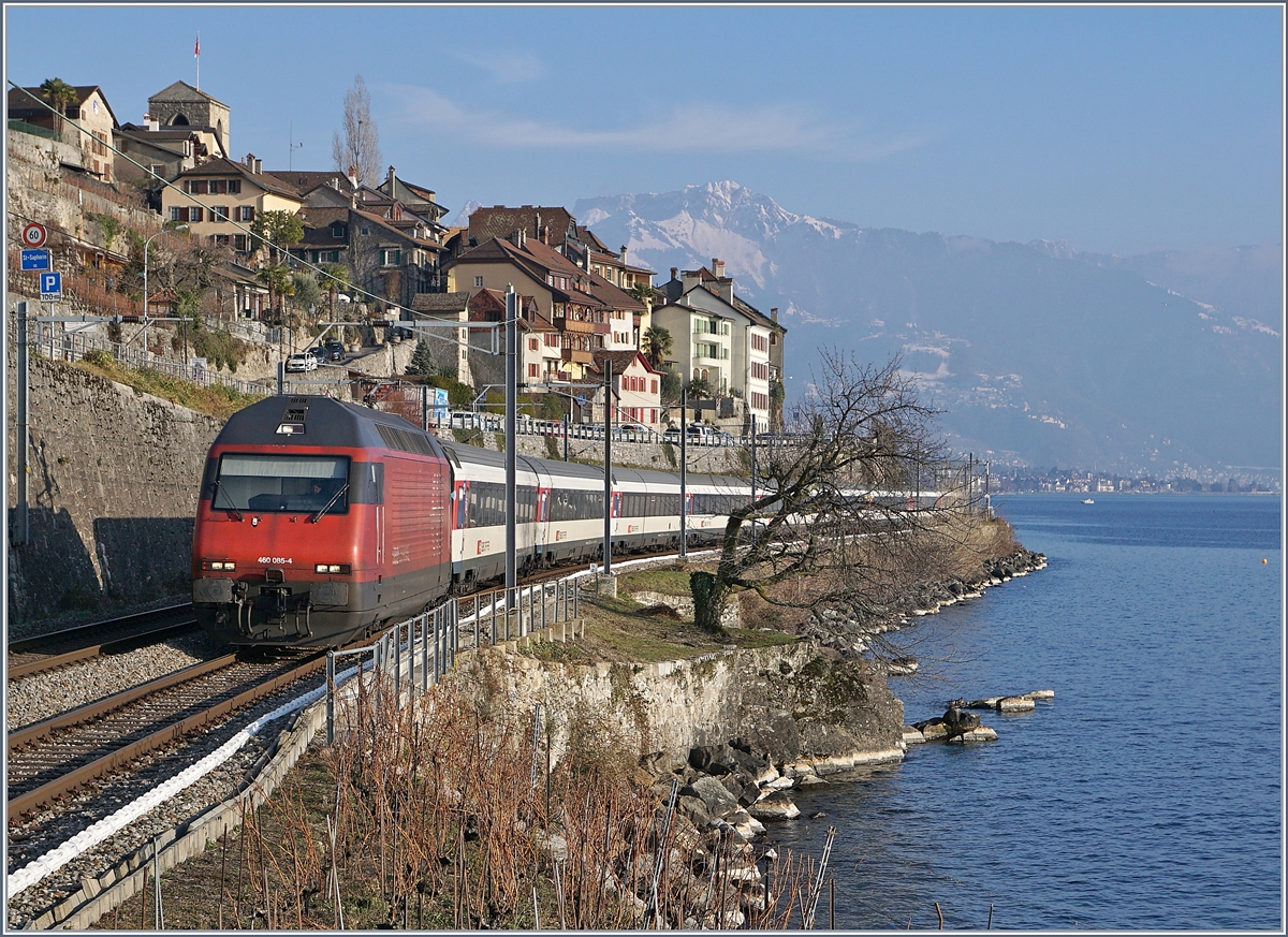 Die SBB Re 460 085-4 mit einem IR 90 bei St-Saphorin auf der Fahrt Richtnung Genève Aéroport.
25. Jan. 2019