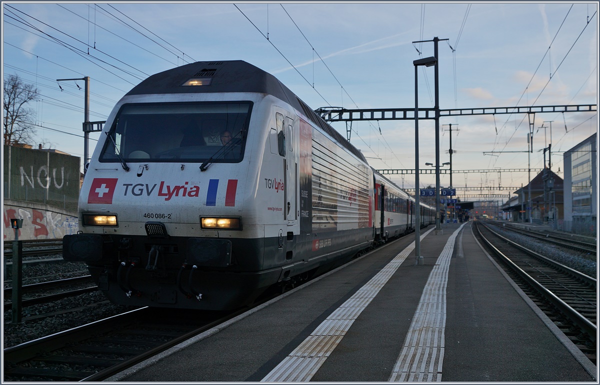 Die SBB Re 460 086-2 macht im noch schattigen Morges Werbung für den TGV LYRIA.
22. Feb. 2017 