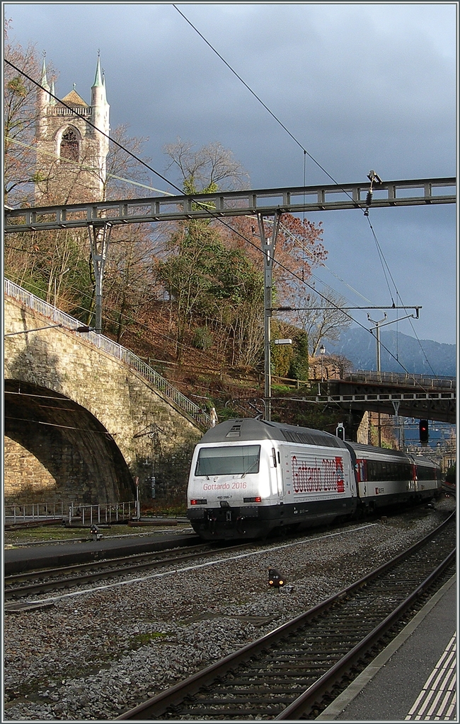 Die SBB Re 460 098-7-  Biasca  wirbt für den Gotthardtunnel. Vevey, den 4. Jan. 2016