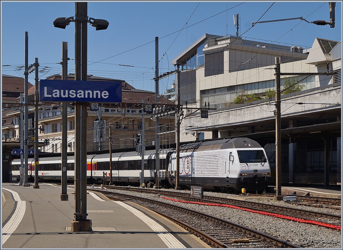 Die SBB Re 460  100 Jahre SEV  verlässt mit einem IR 15 nach Luzern den Bahnhof von Lausanne.

1. Juni 2020