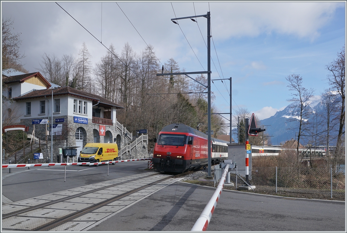 Die SBB Re 460 110 (UIC 91 85 4 460 110-0 CH-SBB) mit ihrem IC61 1070 nach Basel SBB den Bahnhof von Interlaken Ost verlassen, die Aare überquert und fährt nun an der Talstation der Harder Standseil Bahn in Richtung Interlaken West.

17. Februar 2021