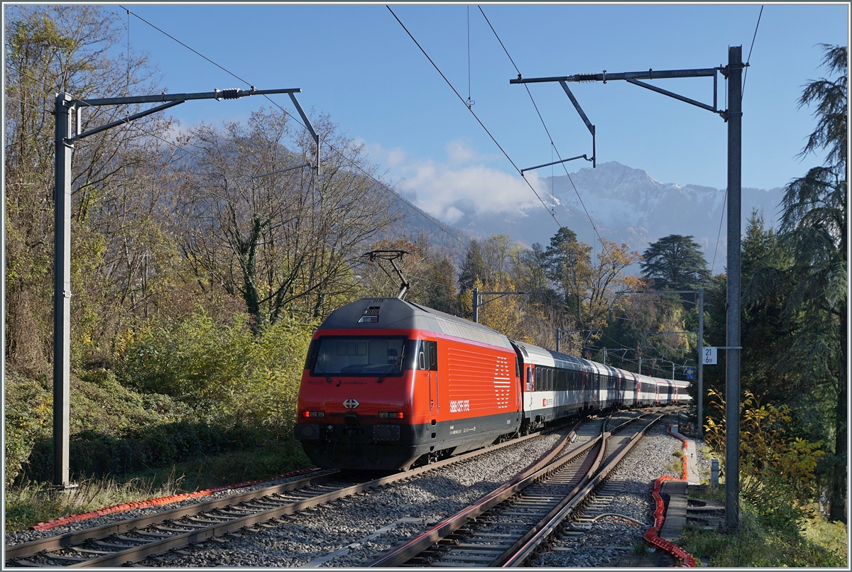 Die SBB Re 460 113 (91 85 4 460 113-4 CH-SBB) ist mit ihrem IR90 bei Burier auf dem Weg nach Brig. 

23. November 2023