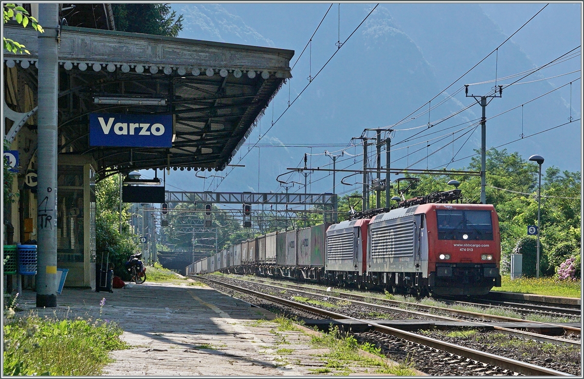 Die SBB Re 474 013 und eine weitere sind (bei kr�ftigem Gegenlicht) mit einem G�terzug Richtung Brig bei Varzo unterwegs.

21. Juli 2021