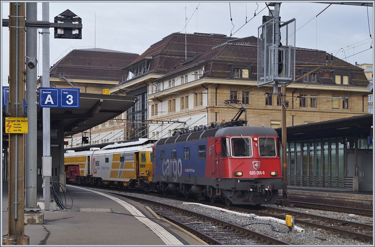 Die SBB Re 620 005-9 mit einem Güterzug Richtung Wallis in Lausanne. 

17. Dez. 2019