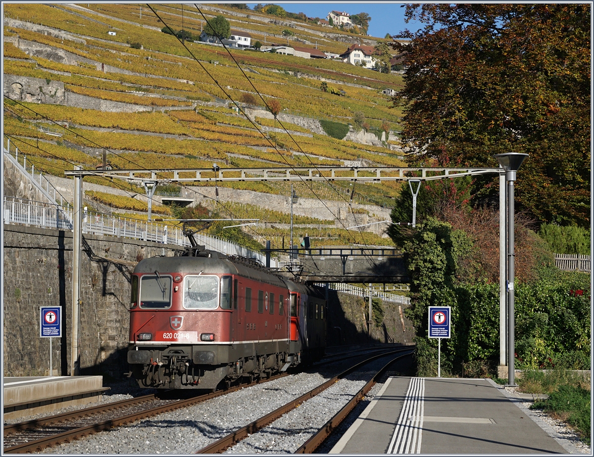Die SBB Re 620 021-6 und eine weitere bei der Druchfahrt in Rivaz.

16. Okt. 2017
