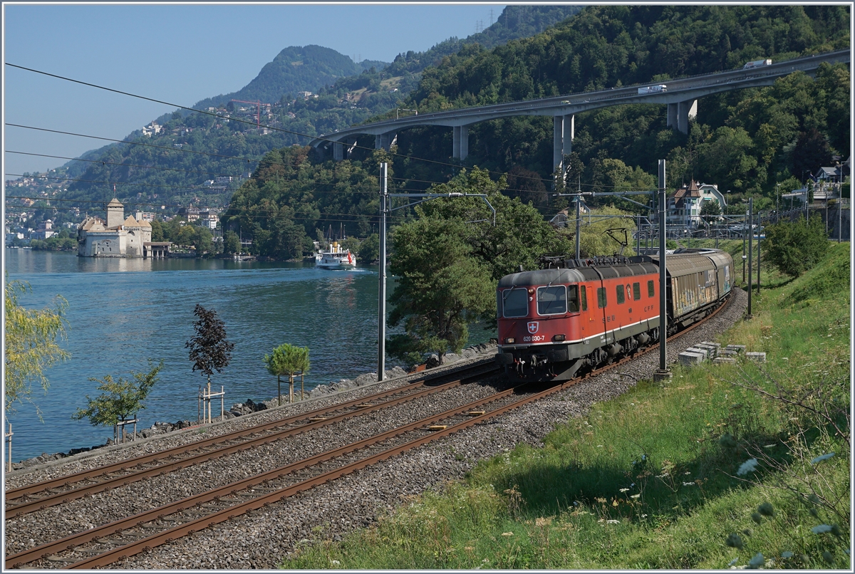 Die SBB Re 620 030-7 mit einem Güterzug vor der Kulisse des Château de Chillon bei Villeneuve.

3. Aug. 2018