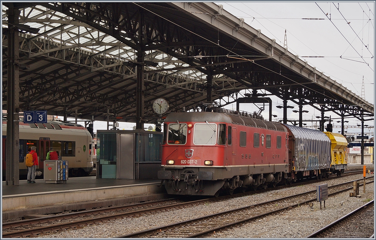 Die SBB Re 620 037-2  Sonceboz-Sombeval  fährt mit einem sehr kurzen Güterzug in Lausanne durch.

29. April 2020
