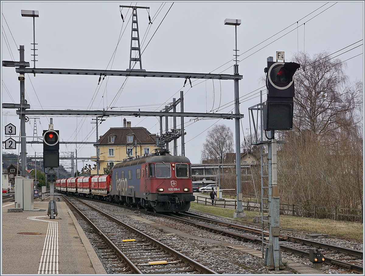 Die SBB Re 620 059-6 erreicht mit einem Kieszug St.Margrethen.

14. M�rz 2019