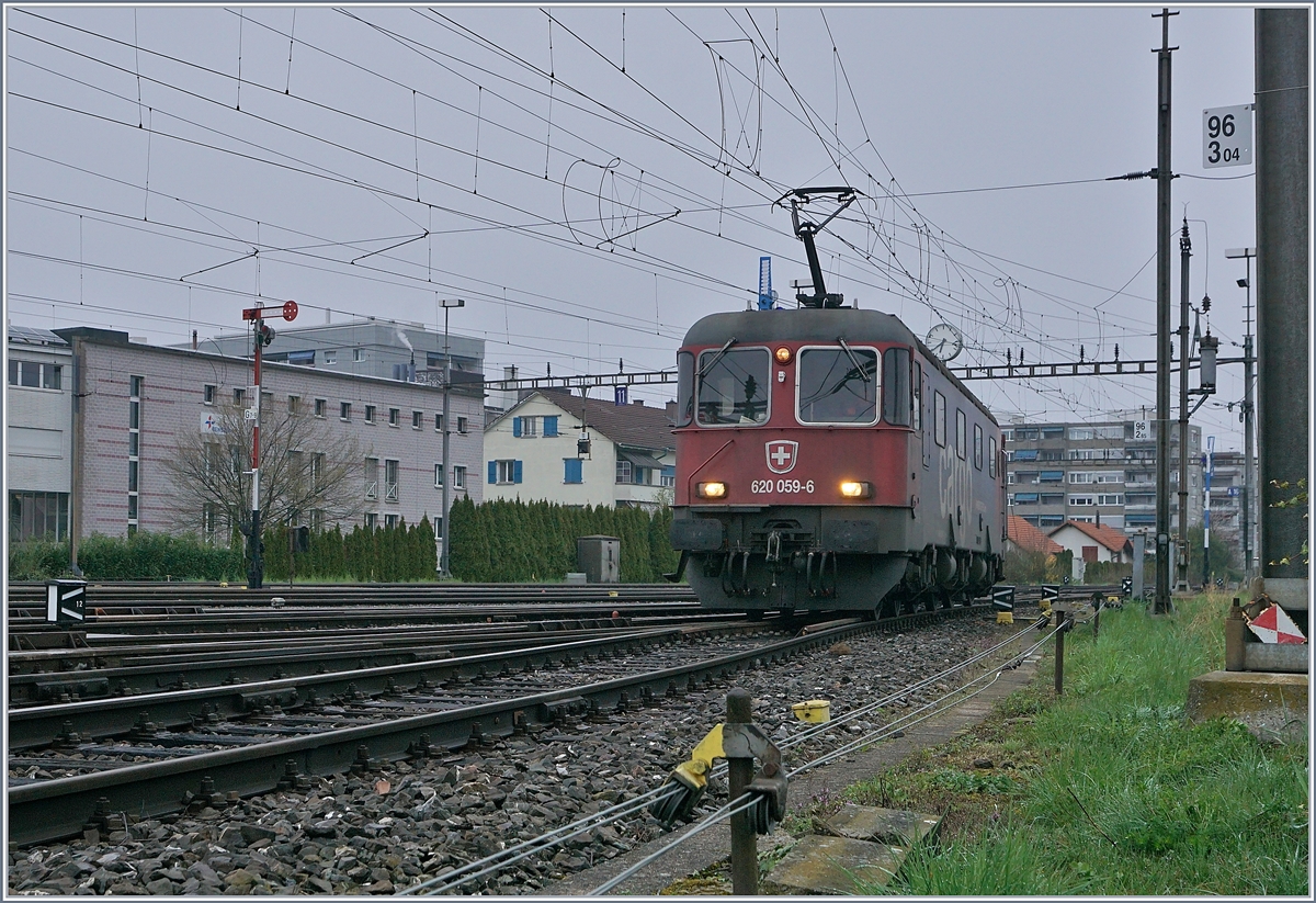 Die SBB Re 620 059-6 im Rangierbahnhof vom Biel. 

05. April 2019