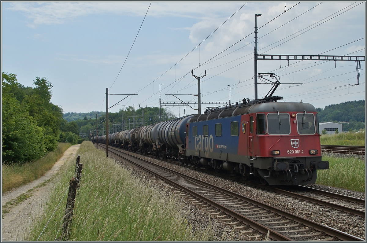 Die SBB Re 620 061-2 bei Vufflens la Ville.
03. Juni 2014